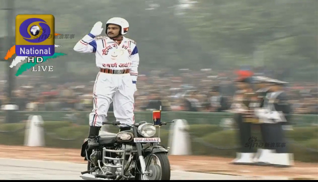 印度阅兵庆共和日 摩托表演向中国人民拜年?