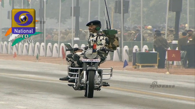 印度阅兵庆共和日 摩托表演向中国人民拜年?