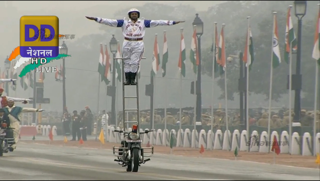 印度阅兵庆共和日 摩托表演向中国人民拜年?