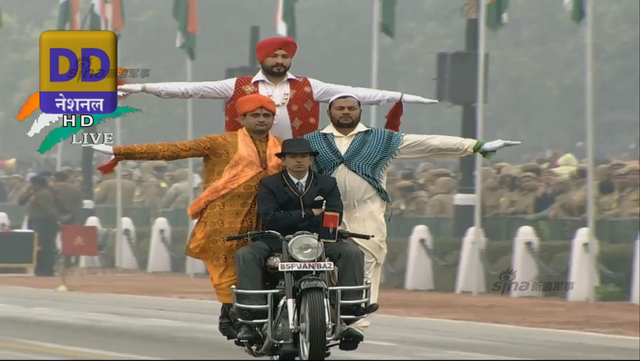 印度阅兵庆共和日 摩托表演向中国人民拜年?