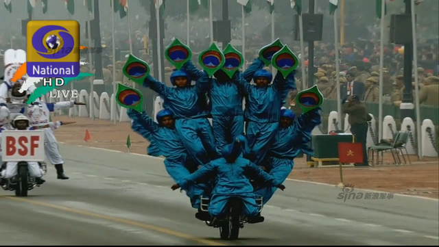 印度阅兵庆共和日 摩托表演向中国人民拜年?