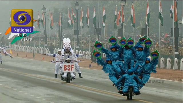 印度阅兵庆共和日 摩托表演向中国人民拜年?