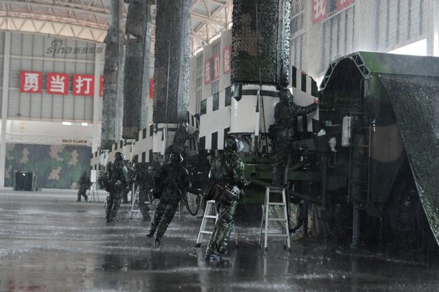解放军模拟大雨中发射东风15