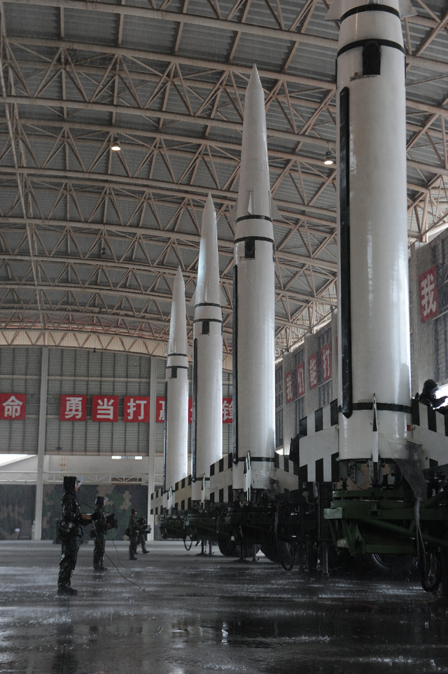 暴雨中照样射弹！解放军模拟雨中发射东风15B