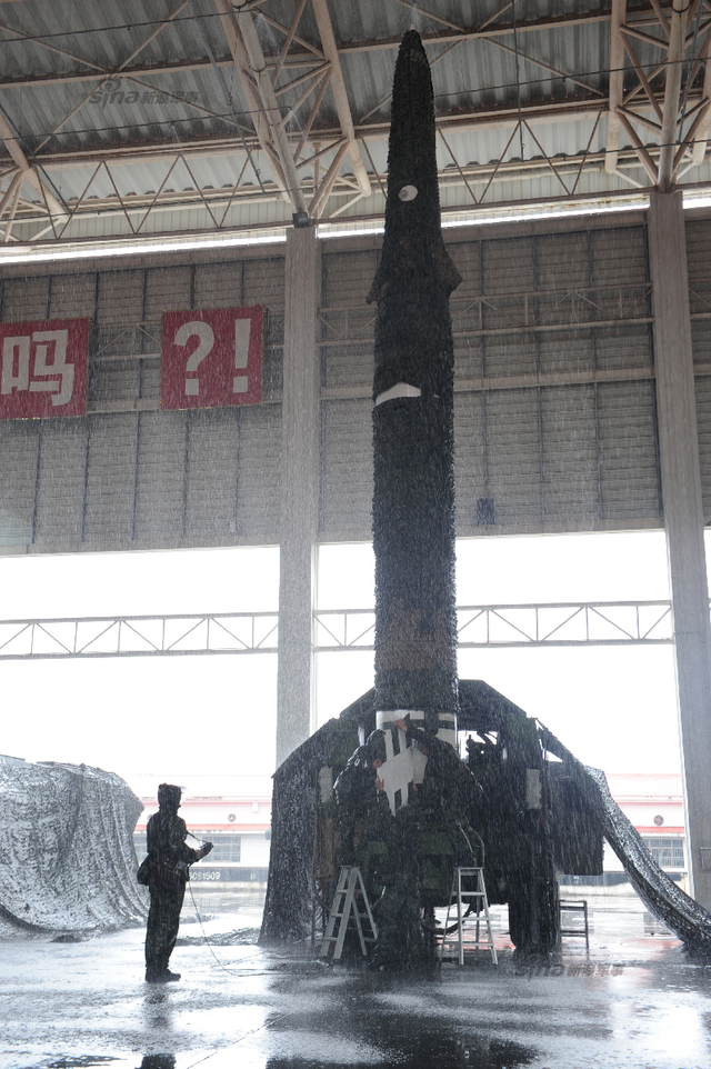 暴雨中照样射弹！解放军模拟雨中发射东风15B