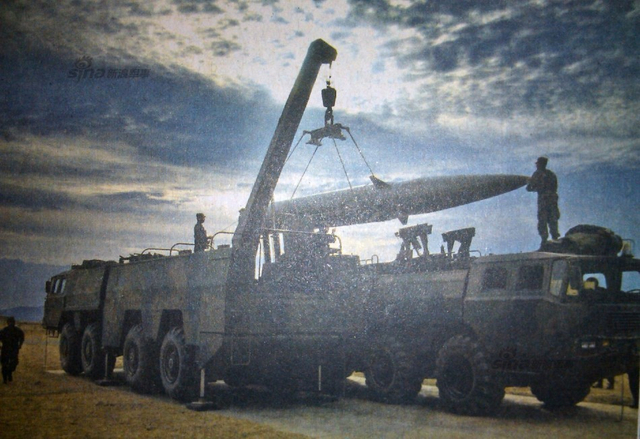 暴雨中照样射弹！解放军模拟雨中发射东风15B