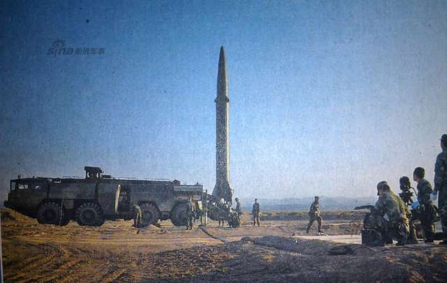 暴雨中照样射弹！解放军模拟雨中发射东风15B