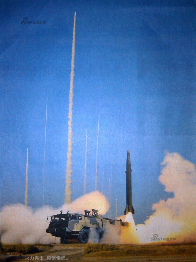 暴雨中照样射弹！解放军模拟雨中发射东风15B