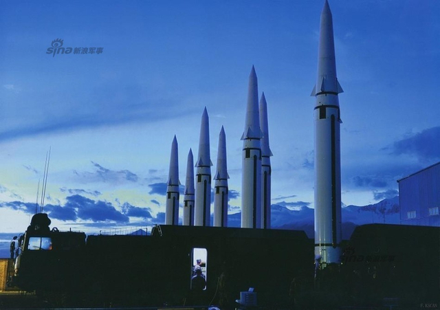 暴雨中照样射弹！解放军模拟雨中发射东风15B