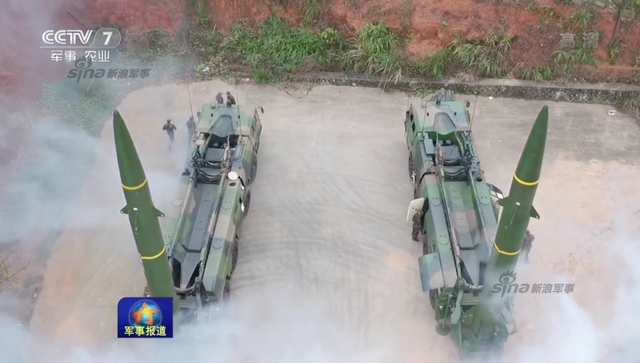 暴雨中照样射弹！解放军模拟雨中发射东风15B