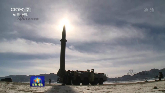 暴雨中照样射弹！解放军模拟雨中发射东风15B