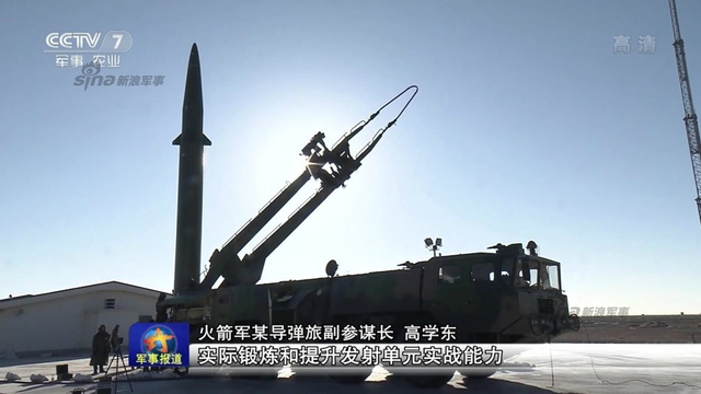 暴雨中照样射弹！解放军模拟雨中发射东风15B