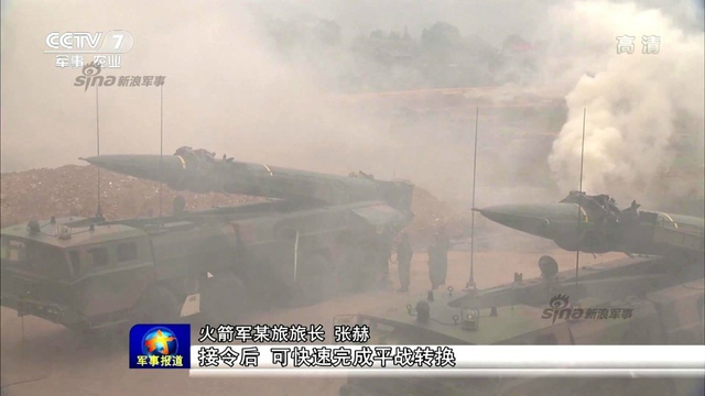 暴雨中照样射弹！解放军模拟雨中发射东风15B