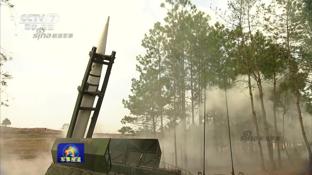 暴雨中照样射弹！解放军模拟雨中发射东风15B
