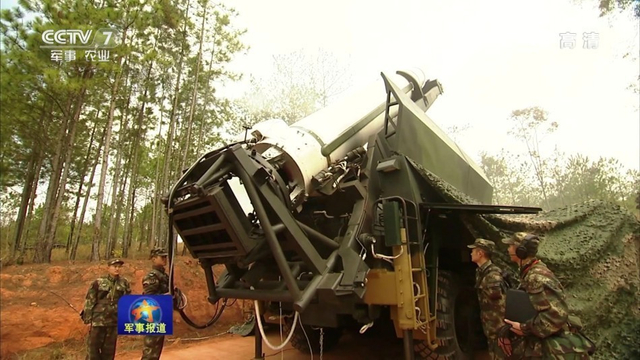 暴雨中照样射弹！解放军模拟雨中发射东风15B