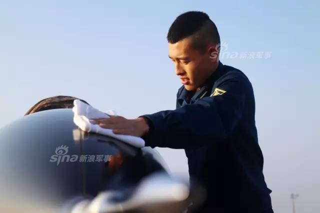 八爷也想做五代机？歼8战机尾翼上现鹘鹰标志