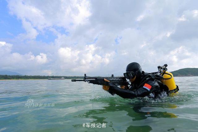 中国海军侦察兵水下30米爬鱼雷管:头好像要炸裂