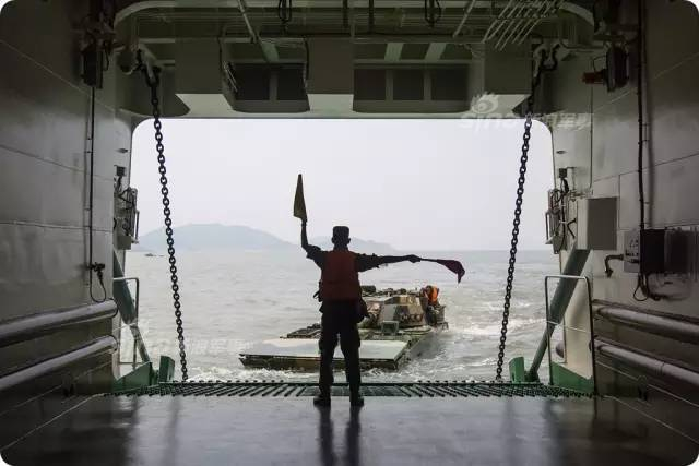 目标直指钓鱼岛！解放军新登陆舰现身夺岛演练