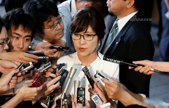 这个女人对中国如此强硬！日本女防相穿着奇葩