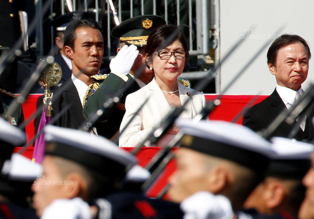 这个女人对中国如此强硬！日本女防相穿着奇葩