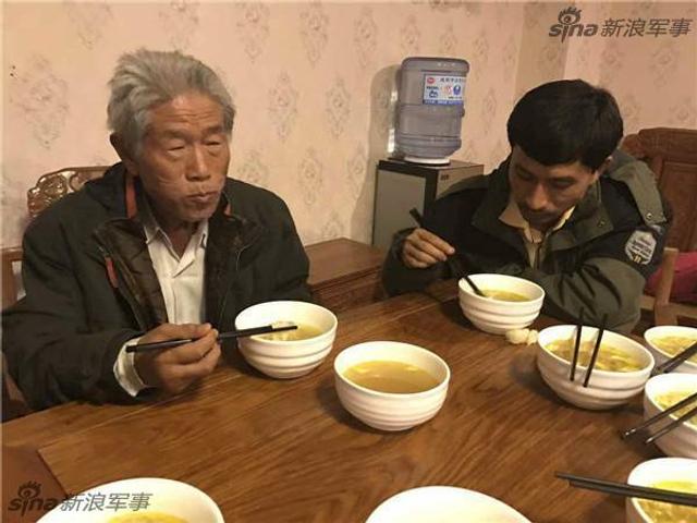 连吃七碗面!滞印老兵回到家乡
