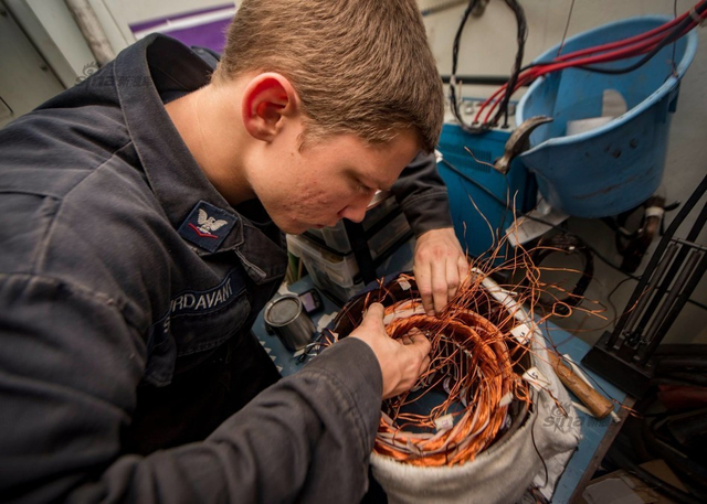 美国航母自称第16次进入南海 解放军一行动回击