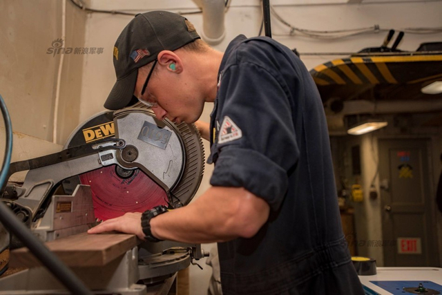 美国航母自称第16次进入南海 解放军一行动回击