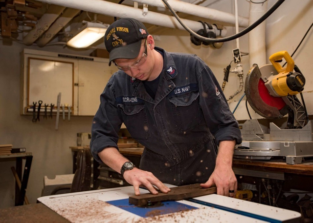 美国航母自称第16次进入南海 解放军一行动回击