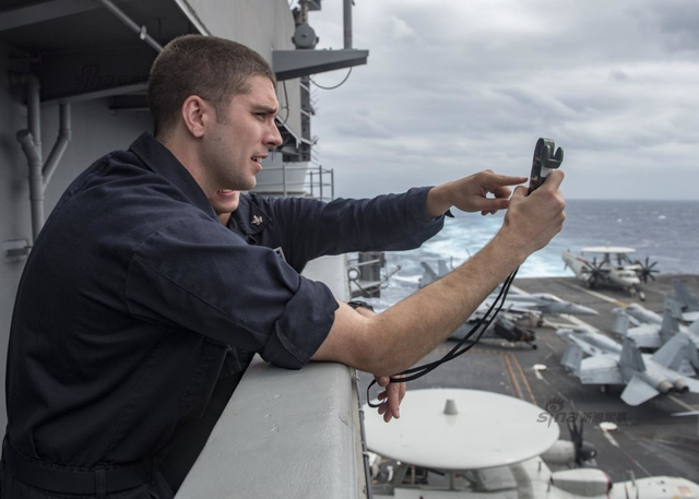 美国航母自称第16次进入南海 解放军一行动回击