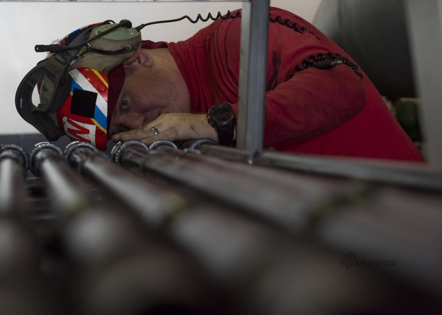 美国航母自称第16次进入南海 解放军一行动回击