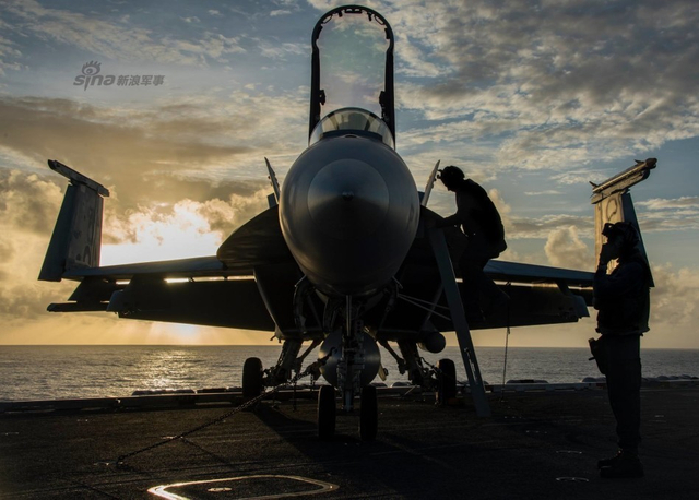 美国航母自称第16次进入南海 解放军一行动回击