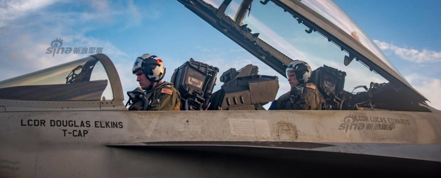 美国航母自称第16次进入南海 解放军一行动回击