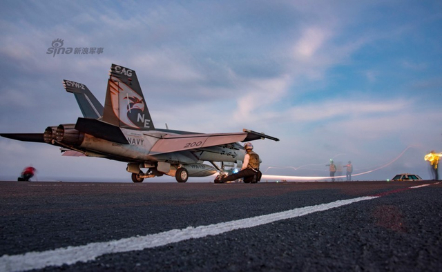 美国航母自称第16次进入南海 解放军一行动回击