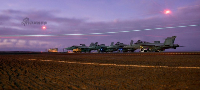 美国航母自称第16次进入南海 解放军一行动回击