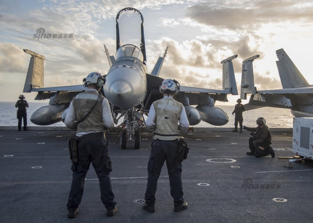 美国航母自称第16次进入南海 解放军一行动回击
