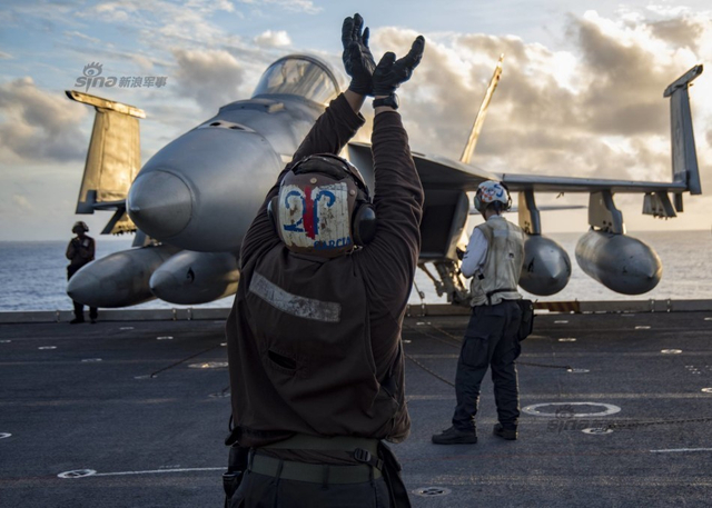 美国航母自称第16次进入南海 解放军一行动回击