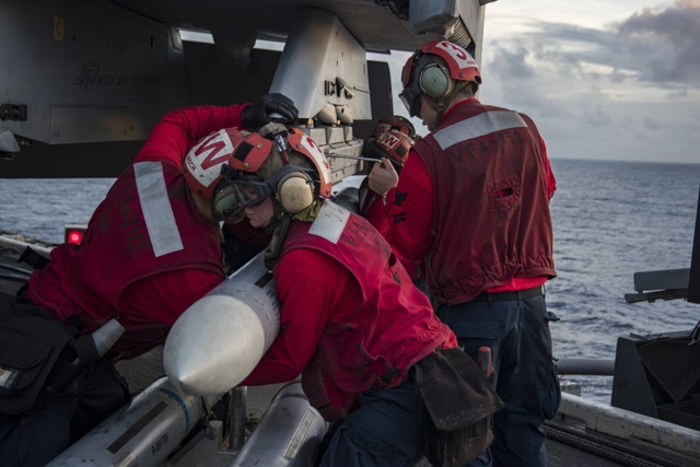 美国航母自称第16次进入南海 解放军一行动回击