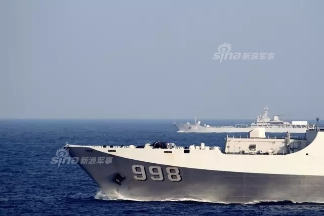 列阵海疆待美航母!中国十艘登陆舰在南海演习