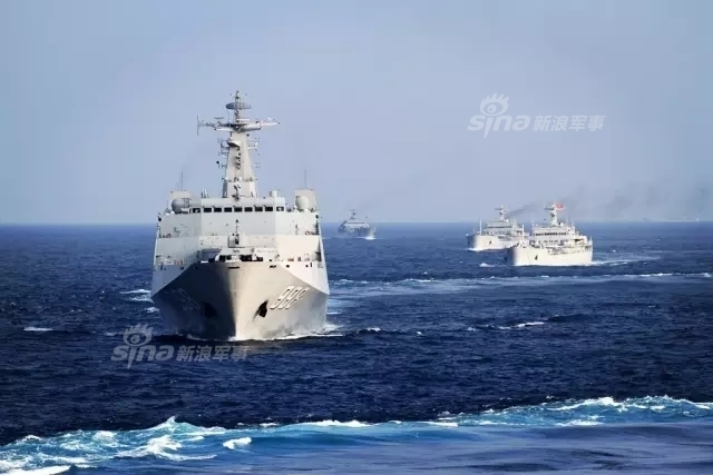 列阵海疆待美航母!中国十艘登陆舰在南海演习