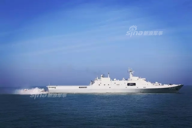 列阵海疆待美航母!中国十艘登陆舰在南海演习