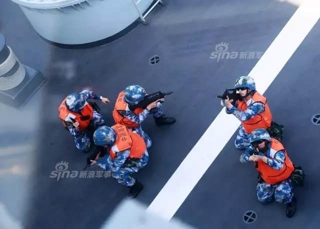 列阵海疆待美航母!中国十艘登陆舰在南海演习