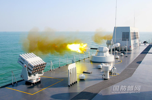 列阵海疆待美航母!中国十艘登陆舰在南海演习