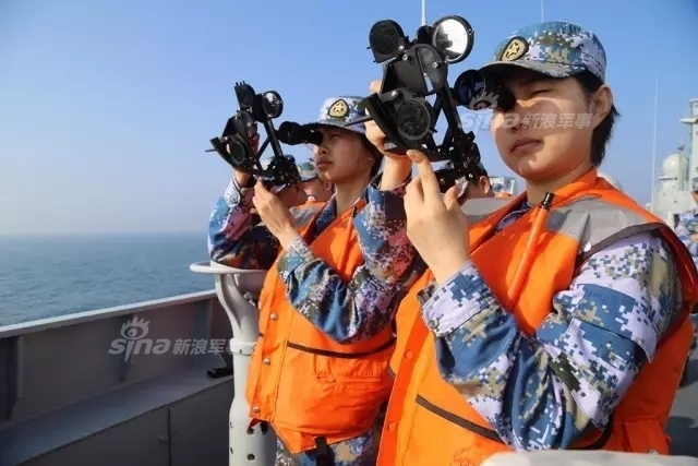 列阵海疆待美航母!中国十艘登陆舰在南海演习