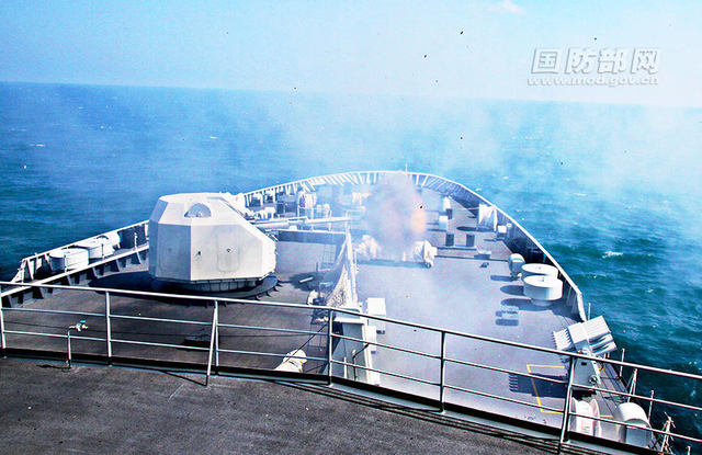 列阵海疆待美航母!中国十艘登陆舰在南海演习