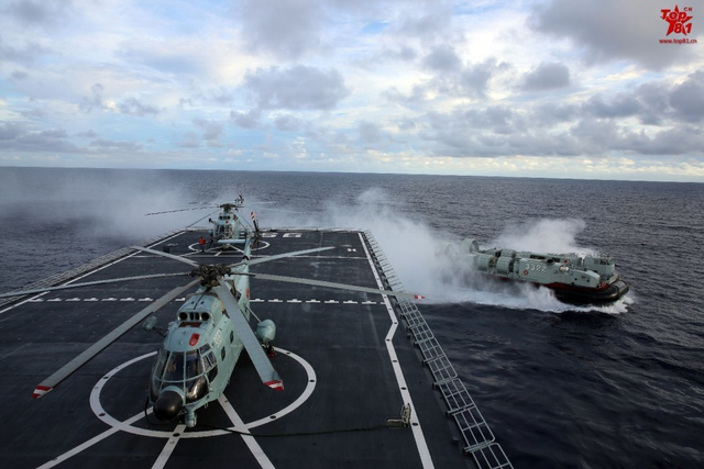 列阵海疆待美航母!中国十艘登陆舰在南海演习