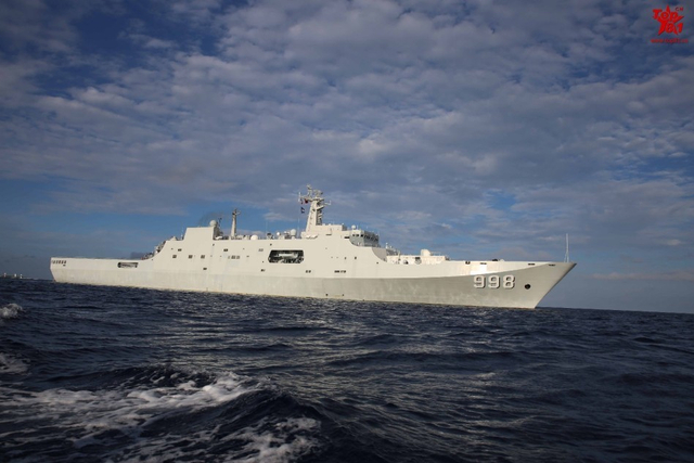 列阵海疆待美航母!中国十艘登陆舰在南海演习