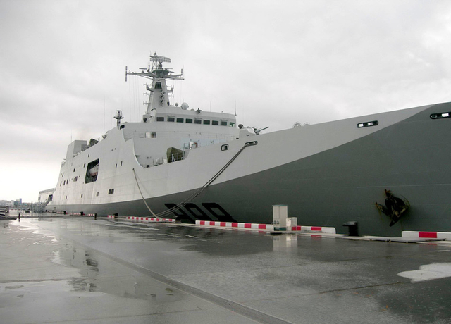 列阵海疆待美航母!中国十艘登陆舰在南海演习