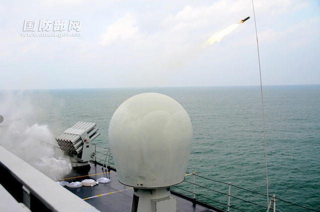 列阵海疆待美航母!中国十艘登陆舰在南海演习