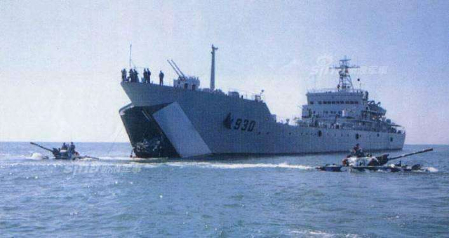 列阵海疆待美航母!中国十艘登陆舰在南海演习