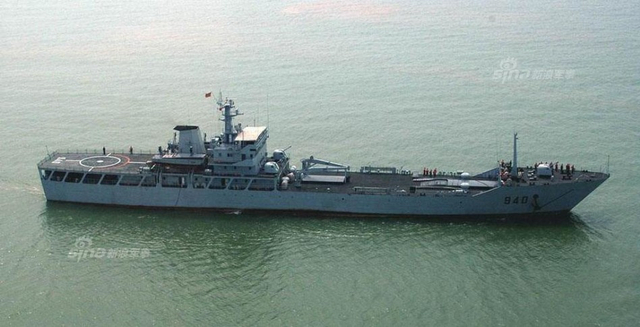 列阵海疆待美航母!中国十艘登陆舰在南海演习